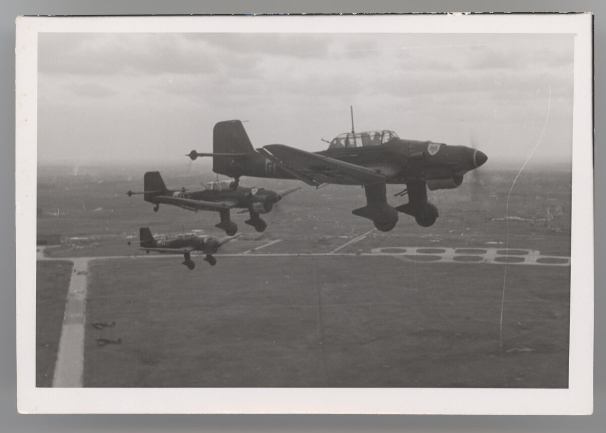 Stukas Sturzkampfgeschwader 51-III. Gruppe in Rschew.jpg