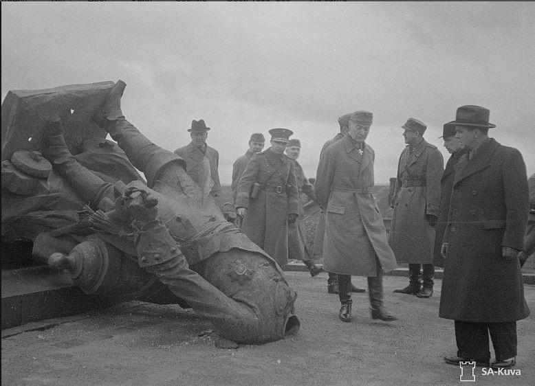 0 _ h Выборг_памятник Петру 1му- сваленный.jpg