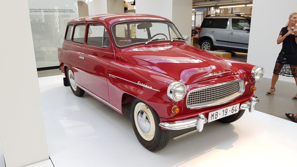 1964 красн стар с наш гид Skoda Octavia combi typ 993c, 1964.jpg