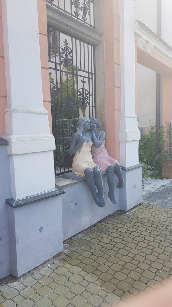 фигуры девушек в Глубока.jpg