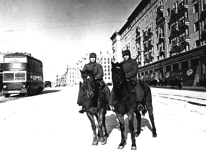 0 _ h Конный патруль + ЯТБ-3 троллейб. Москва-1941.jpg
