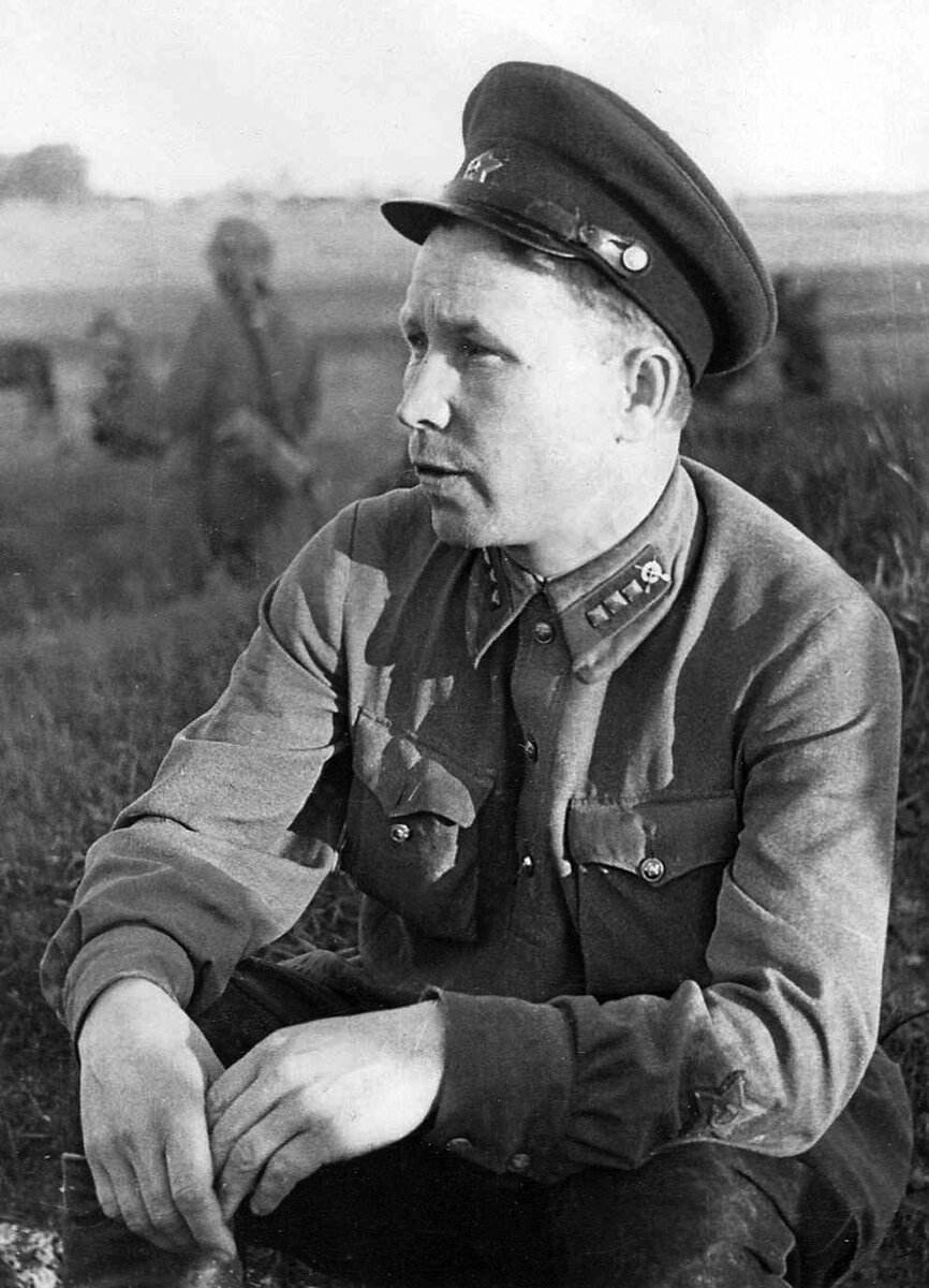 nemeckie-oficery-doprashivayut-sovetskogo-politruka-pogranichnika-popavshego-v-plen-v-raj (1).jpg