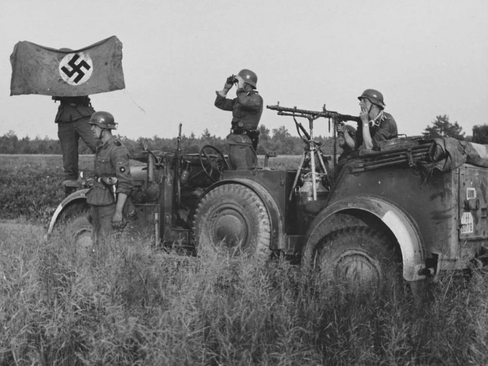 0-mg-34 on Horch 901.jpg