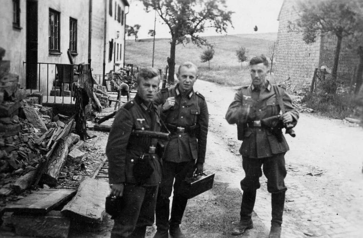 0-MG-42_crew.jpg
