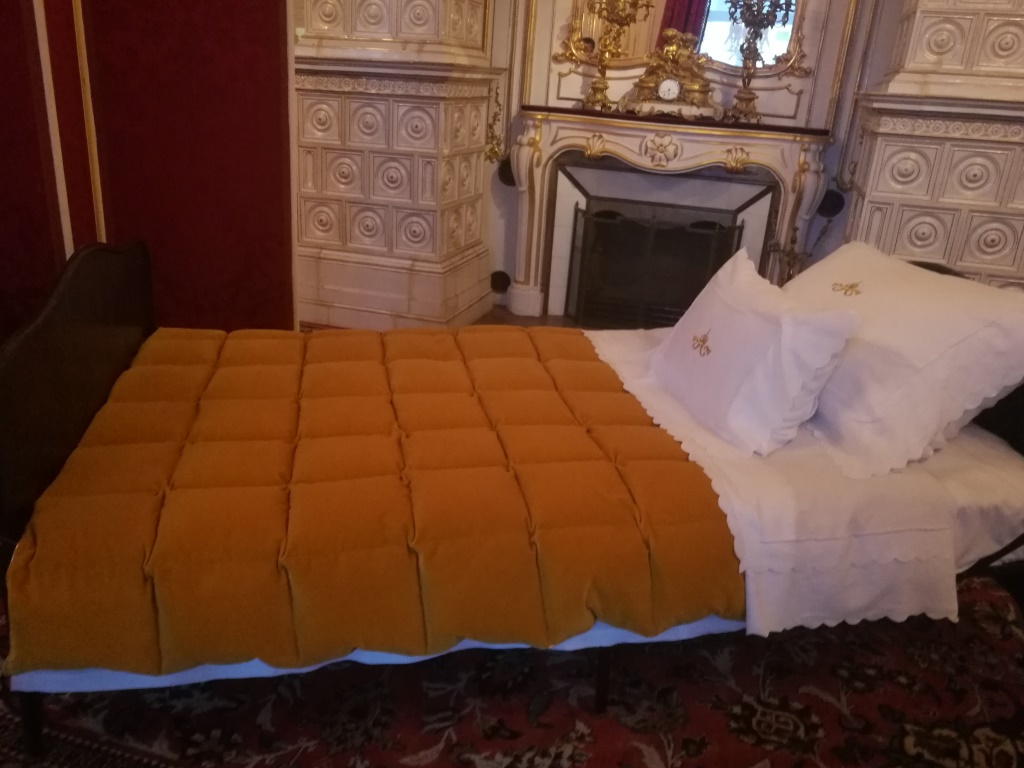 Сиссина кровать.jpg