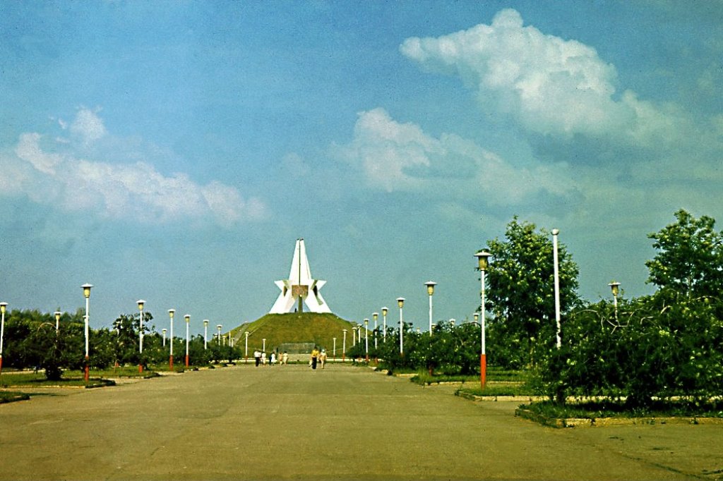 Брянцам показали стройку многоэтажек и площади Партизан в 1965 году