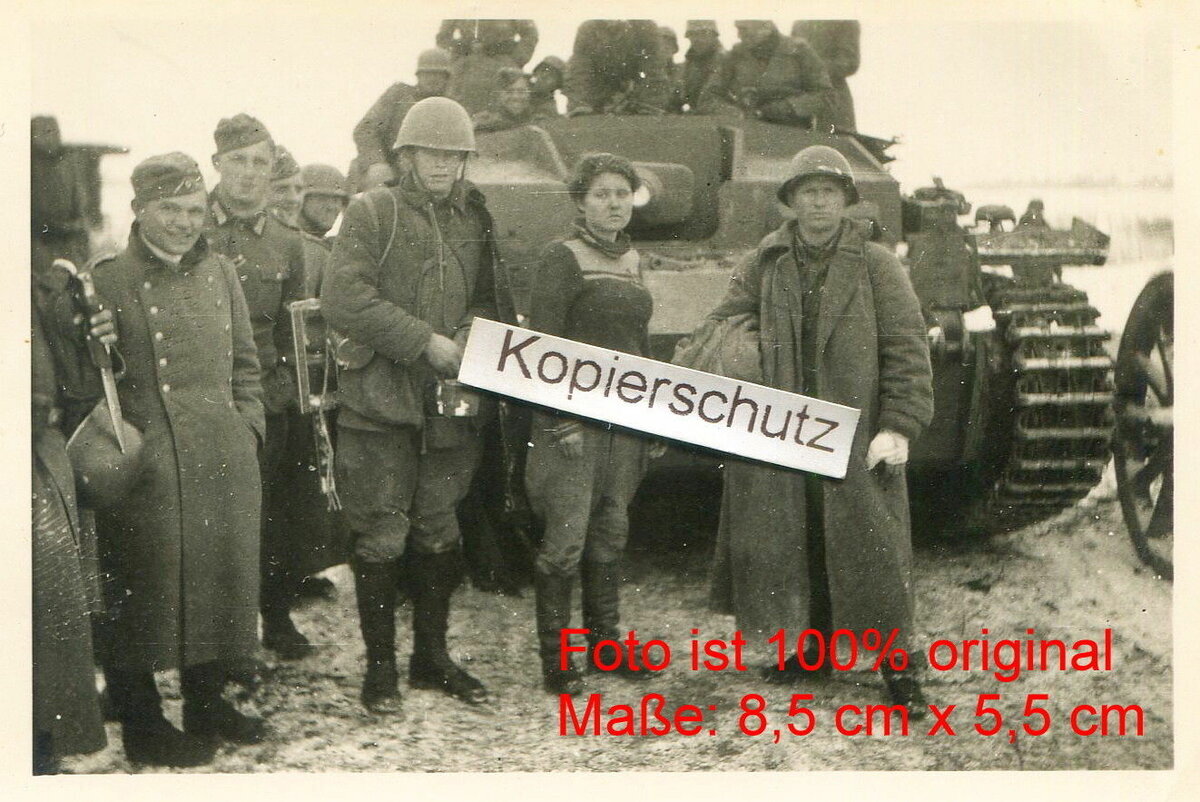 Sturmgeschütz mit gefangener Frau in Unifurm , russisches Flintenweib.jpg