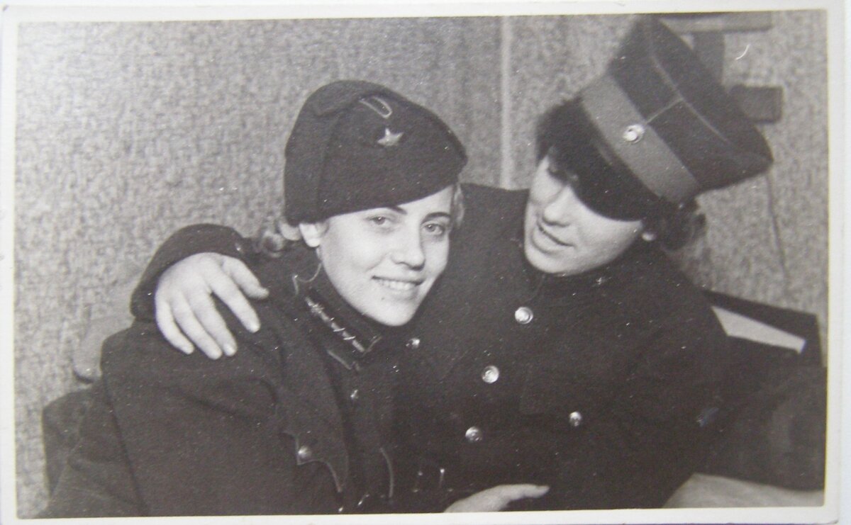 Советские девушки военнослужащие.