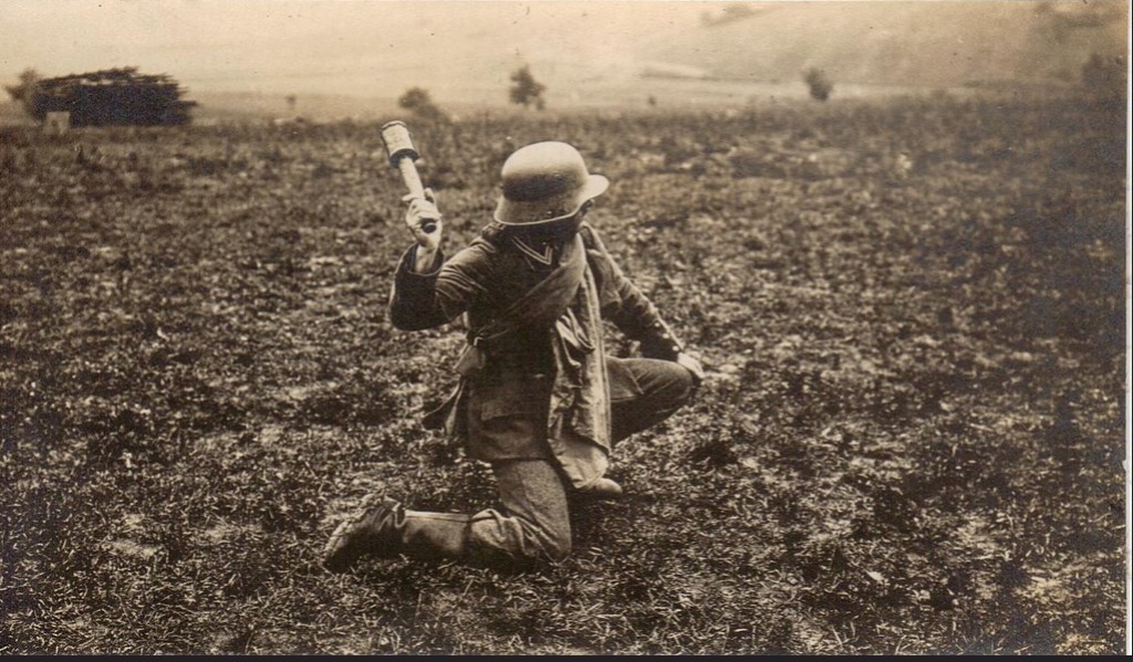 Солдаты кидают. Штурмовая группа немцы первая мировая. Штурмовики первой мировой войны. Немецкий солдат с гранатой.