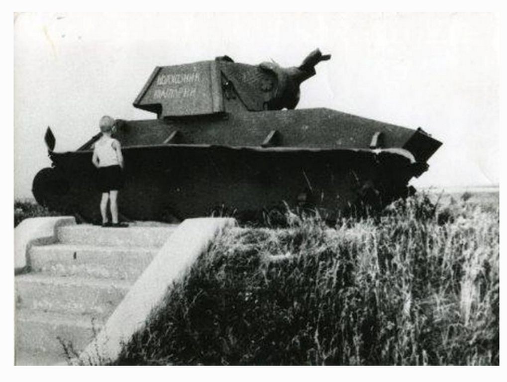 Т-70_памятник Колхозник Татарии _.jpg