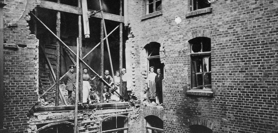 Ein-durch-eine-Fliegerbombe-zerstoertes-h.jpg