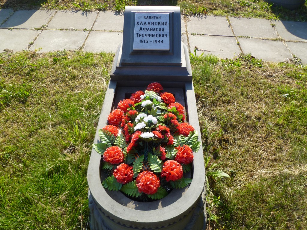 фото пам Халанскому сжат.jpg