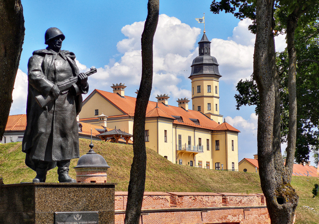 Краткая история белорусской валюты. Дворец радзивиллов в несвиже. Валюта несвиж. Несвижский замок. Несвижский замок замок.