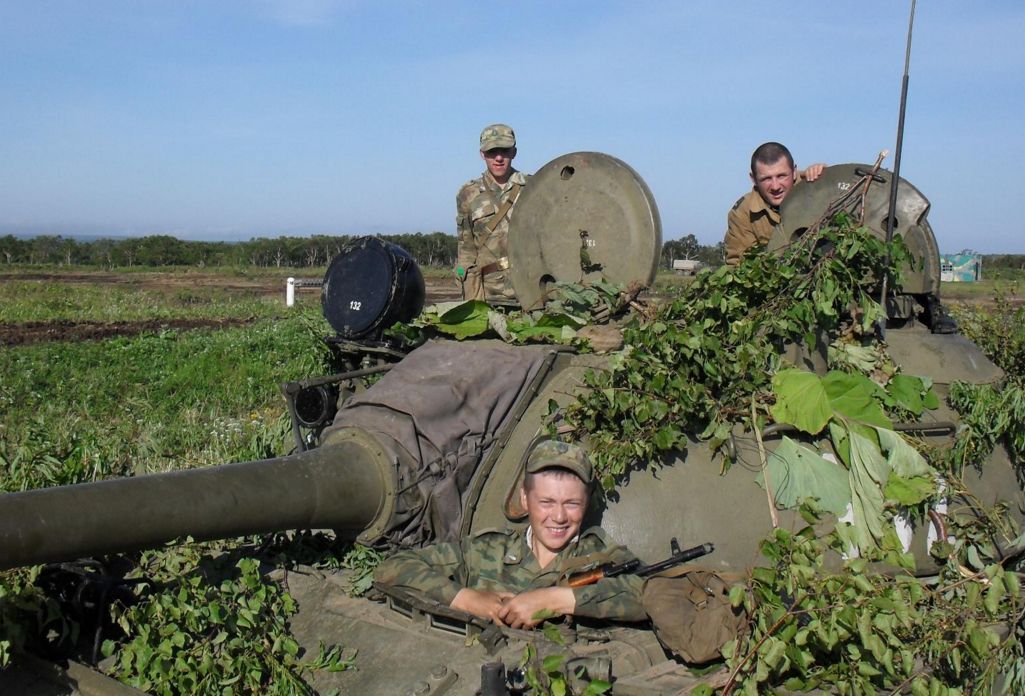 Танковый окоп. Танк т-80 в окопе. Танк в окопе. Танки в окопах.