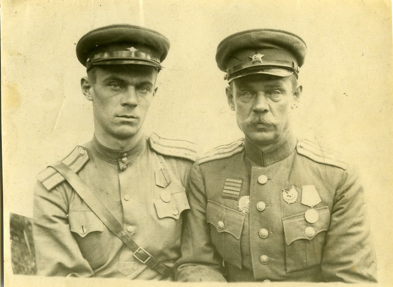Попов Б.Н. и Попов В.Б. 18.08.1943.jpg