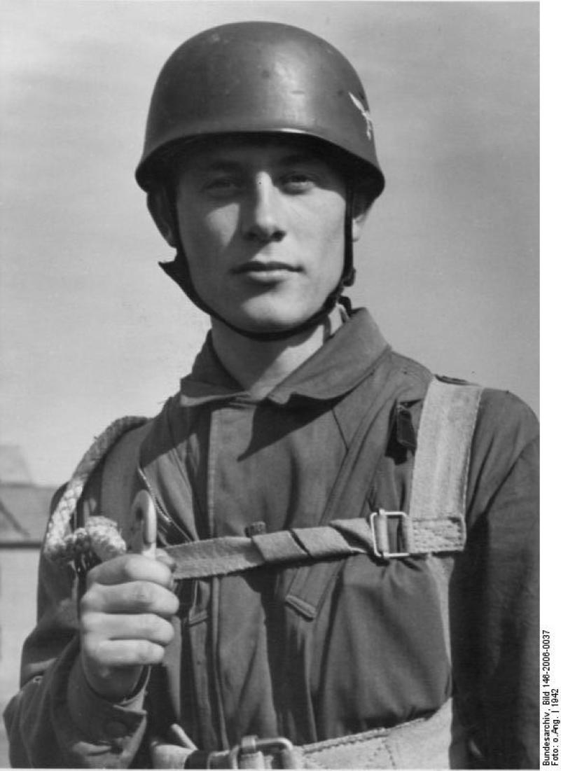 001__toni-schneiders-bei-der-ausbildung-zum-fallschirmjager-1942.jpg
