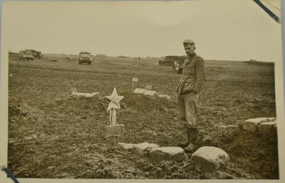 Foto, Rußland Feldzug, Russisches Grab im Felde, beschriftet.jpg