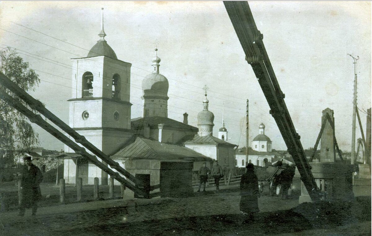 Остров.Никольская церковь и Троицкий собор.jpg