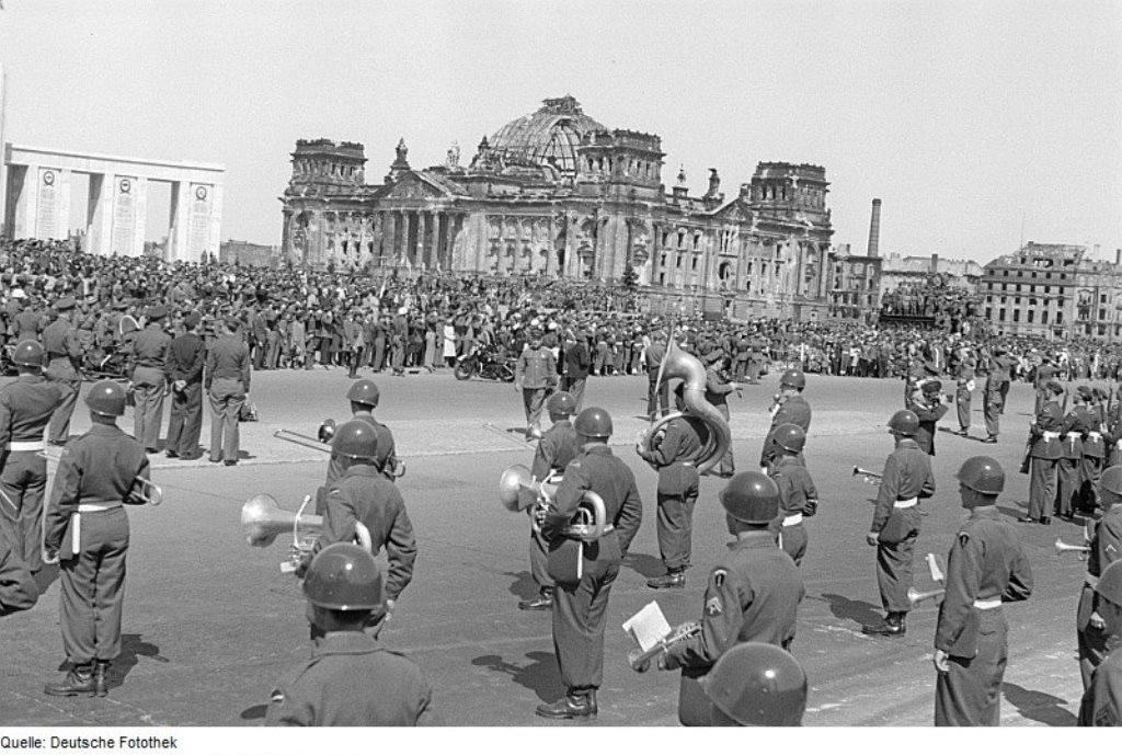 Где проходил первый парад. Парад в Берлине 1945. Парад союзнических войск в Берлине 1945 года. Парад Победы в Берлине в 1945 году. Первый парад Победы 1945 года в Берлине.