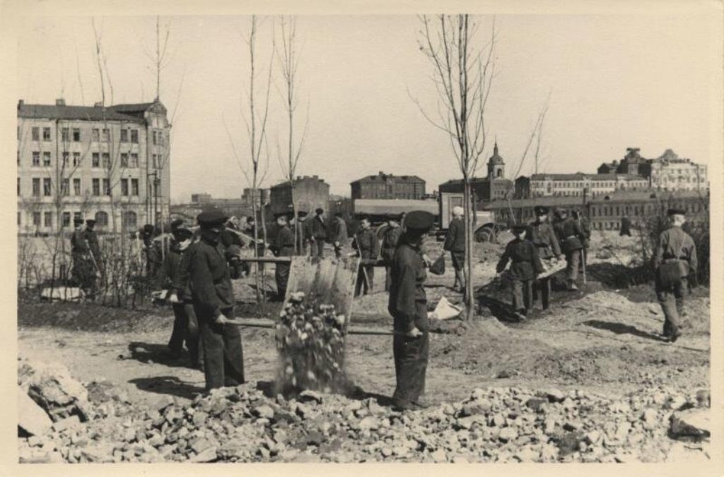 Восстановление москва. Восстановление Москвы после войны 1945. Огороды в Москве после войны. САО Москвы после войны. Отстаивание после войны Москвы.