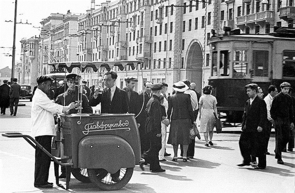 Сережа и надя подобрали фотографии московских улиц начала 20 века и 1930 годов узнай где