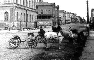 дрожки во дворе Дворянского Собрания (площадь Свободы) 1879 Казань.jpg
