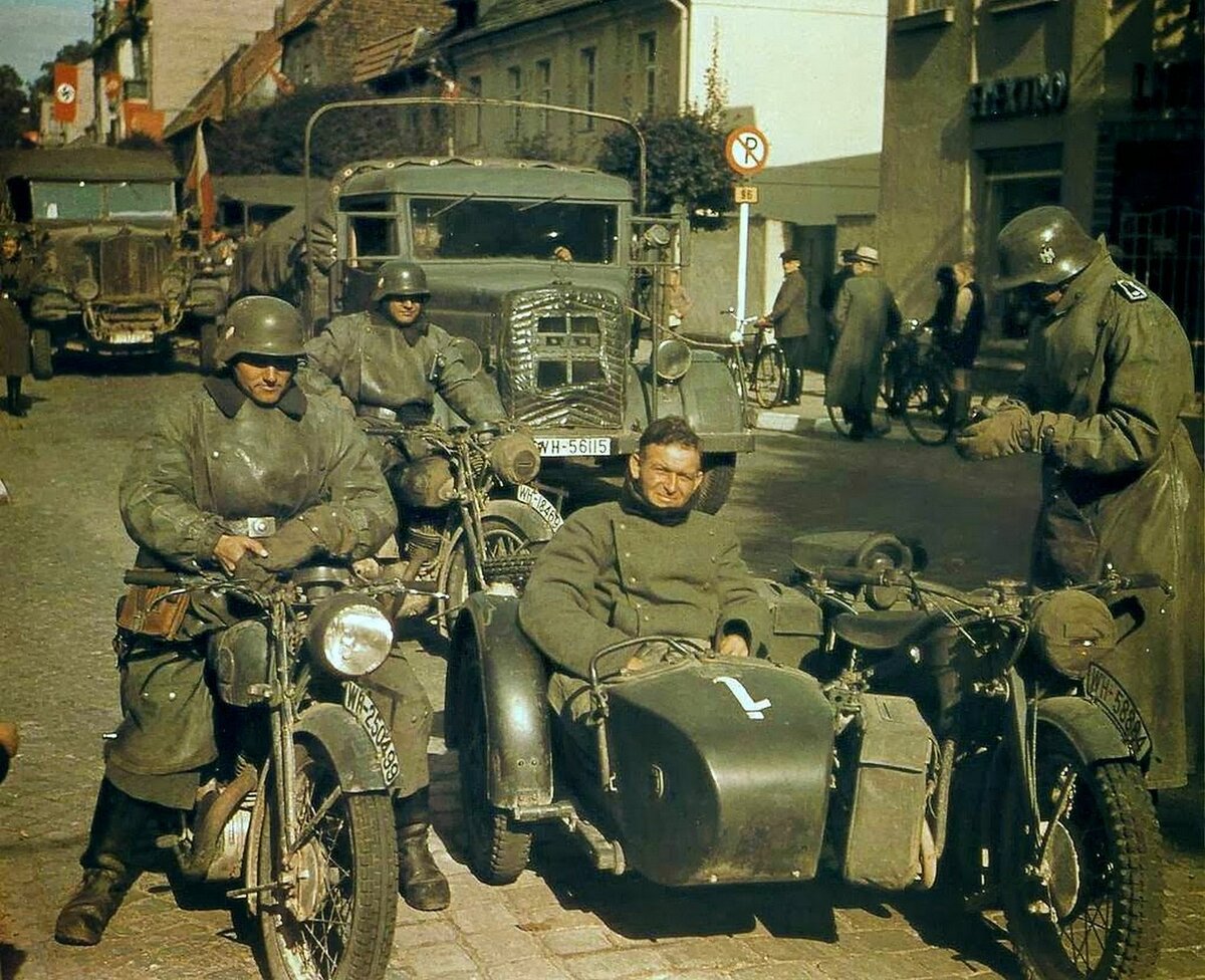 Солдаты вермахта на мотоциклах