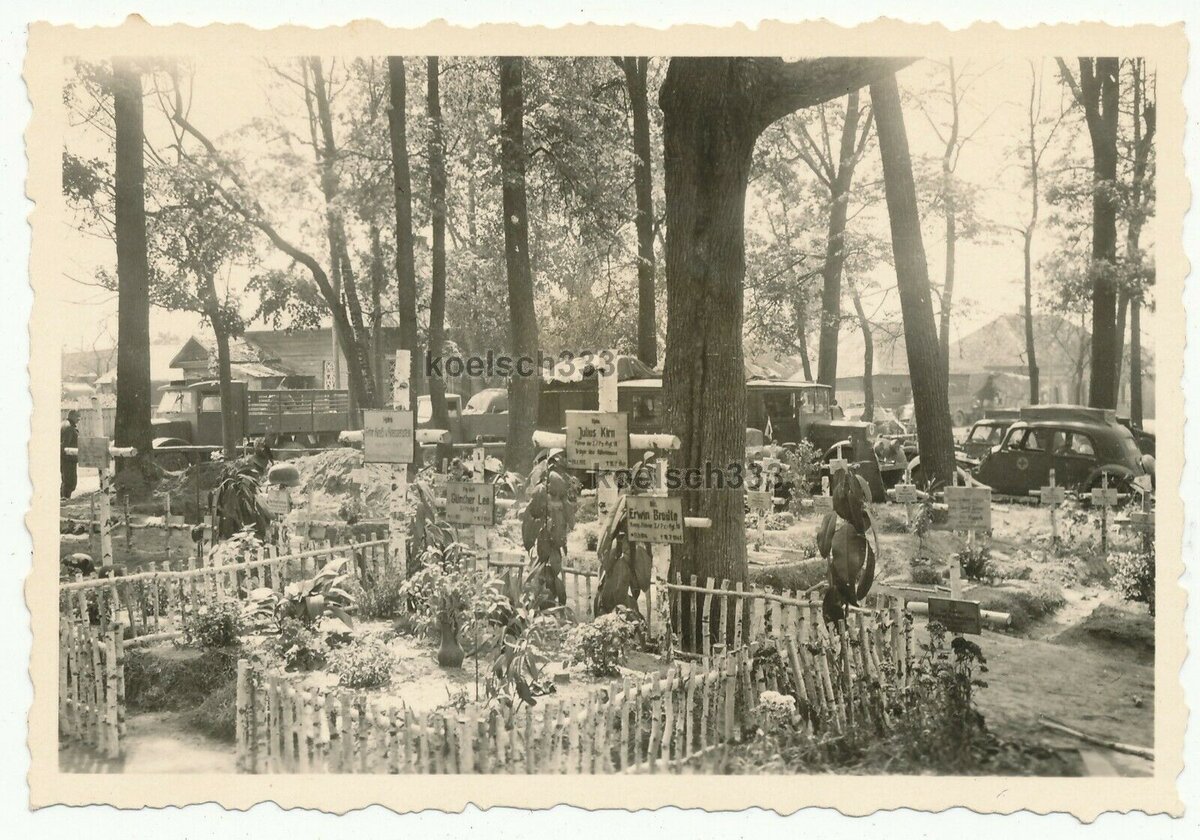 Foto Krasnoje Russland Soldaten Grab Julius Kirn Kommandeur Panzer Reg. 18.jpg
