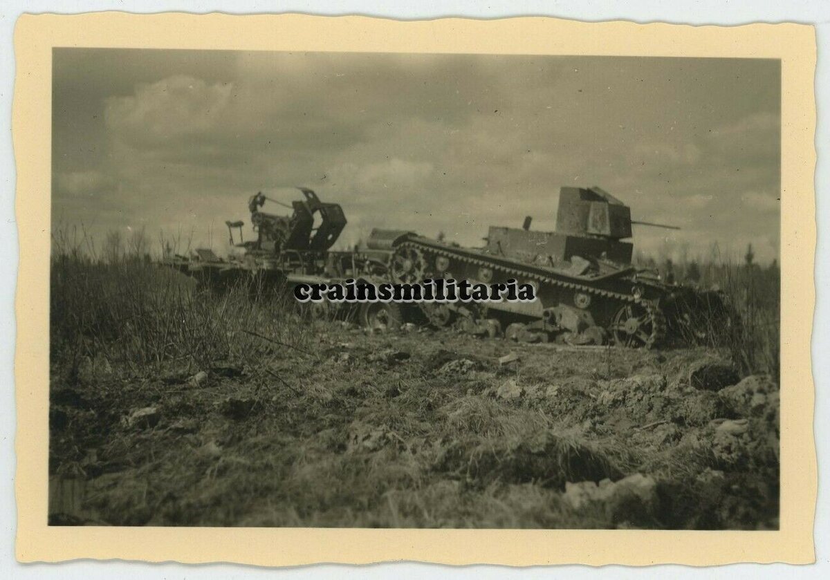 Orig. Foto russische Beute Panzer T-26 und Flak Anhänger Wolchow Russland 1942.jpg
