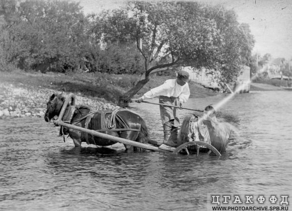 Водовоз, набирающий воду из Невы в бочку. 1910 г..jpg