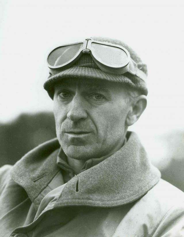 Ernie_Pyle_-_US_Army_photo_at_Anzio,_1944._Photo_Credit_-_USAMHI.jpg