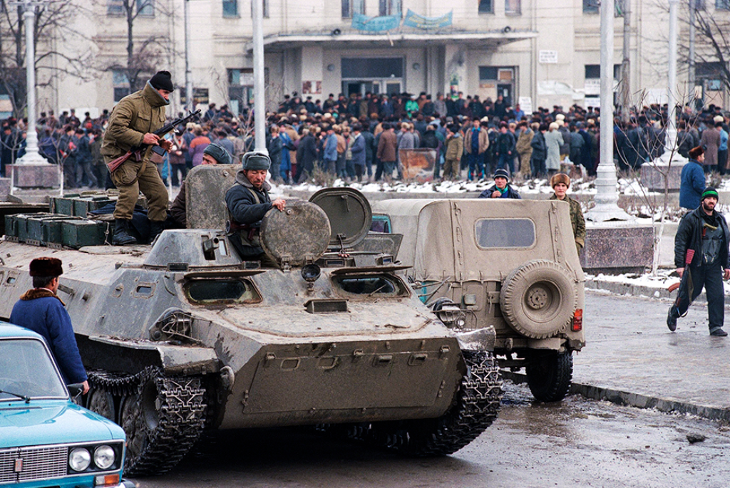 Чеченская техника. Президентский дворец Грозный 1994.