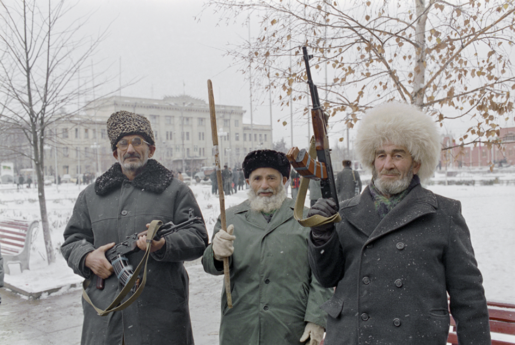 5 декабря 1994. Чечня 1994 Грозный чеченцы. Чеченские боевики в Грозном 1994.