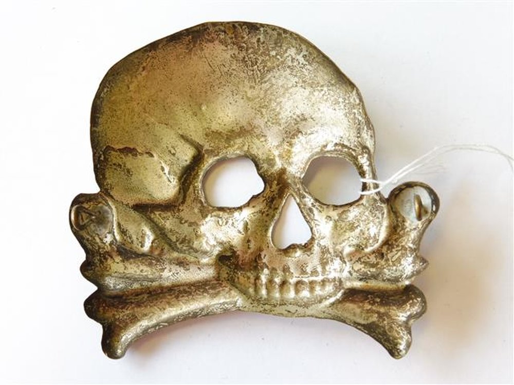 1weltkrieg-totenkopf-fuer-die-pelzmuetze-hoehe-75mm-breite-93mm_3.jpg