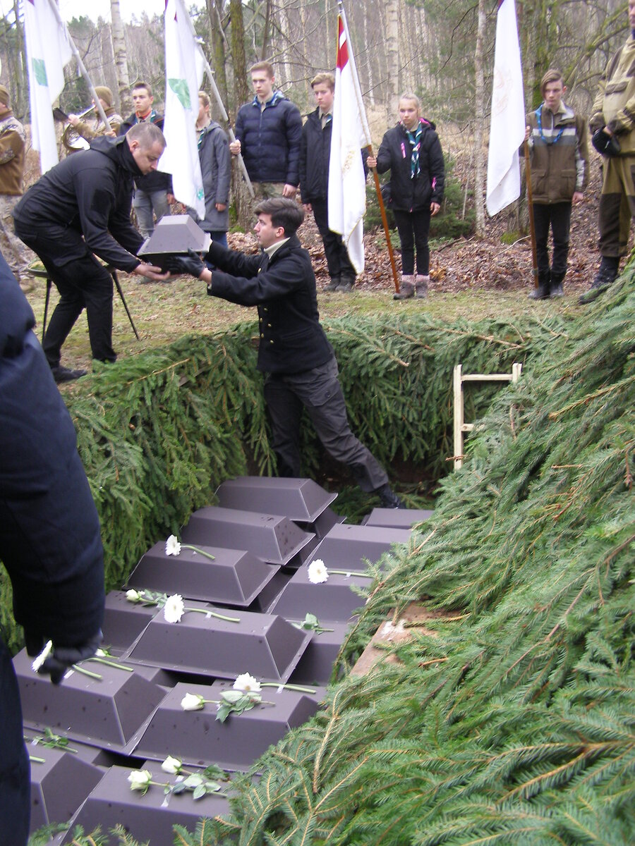 Владимир высоцкий похороны. Похороны российских солдат. В память о высоцком ваганьково 25 07 20. Прощание с военнослужащими брянск. Иван коржев скульптор ваганьковское кладбище.