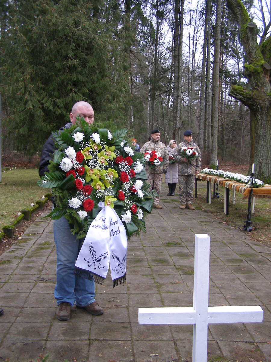 Похоронить 20. Похороны военнослужащего. Похоронены солдаты флаги на кладбище. Похороны солдат первой мировой.