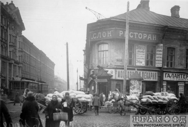 Вид на здания на углу Разъезжей ул. у Пяти углов. 1924 г..jpg