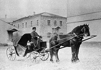 Экипаж Коншиных у дома в Серпухове 17 мая 1890 Кучер Иван могучий.jpg