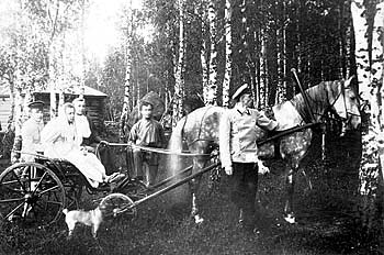 Коншины с экипажем в берёзовом лесу 20 авг 1896.jpg