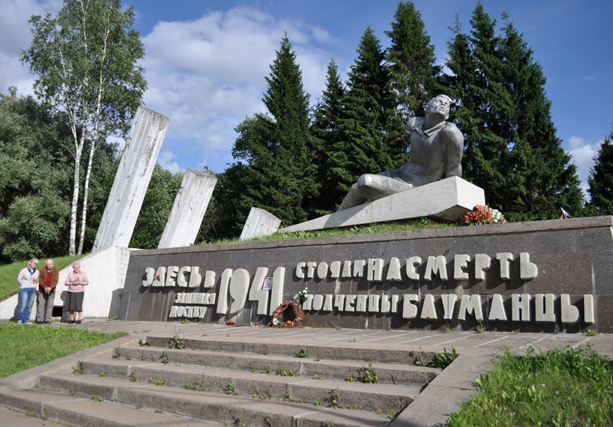 У памятника Бауманцам.jpg