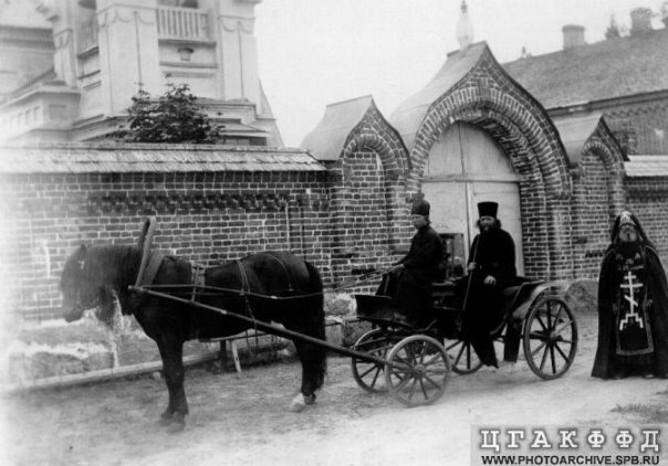Схимник у брички с монахом. 1900-е. Коневский Рождественский мужской монастырьт. Выборгская губ..jpg