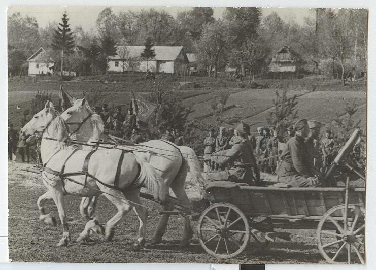 Борис Игнатович Минометный расчет на параде 1945.jpg