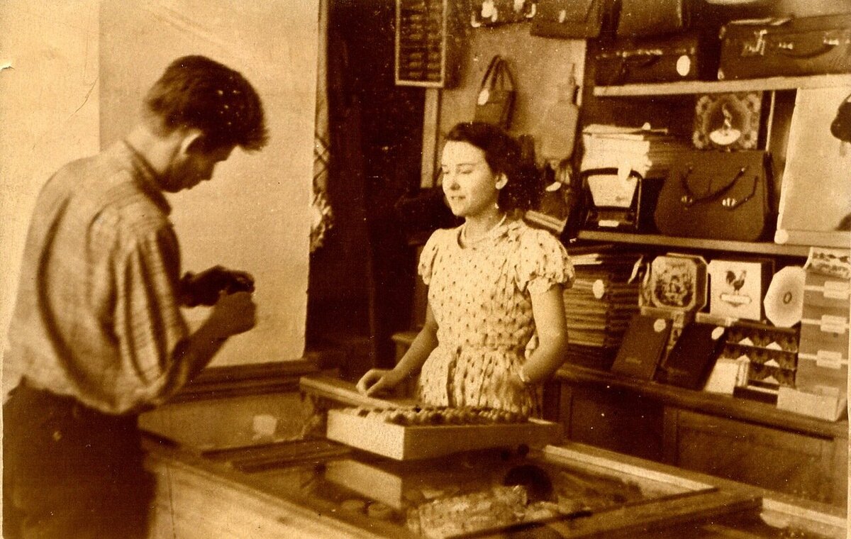 1946. В поселковом магазине.jpg