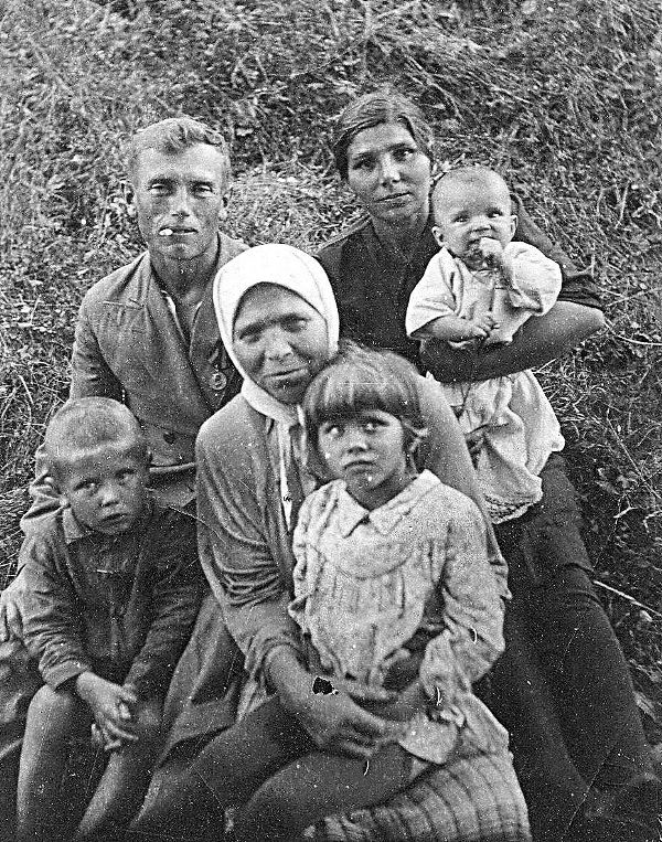 бабушкина семья 1947.jpg