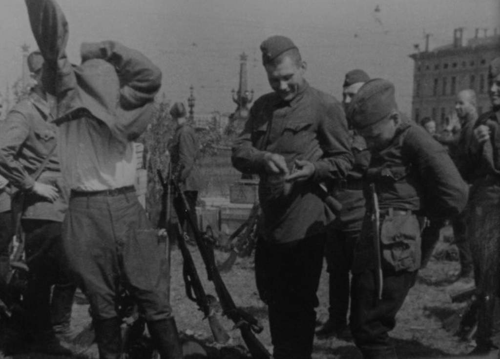 LbyMucu-k5A.jpg