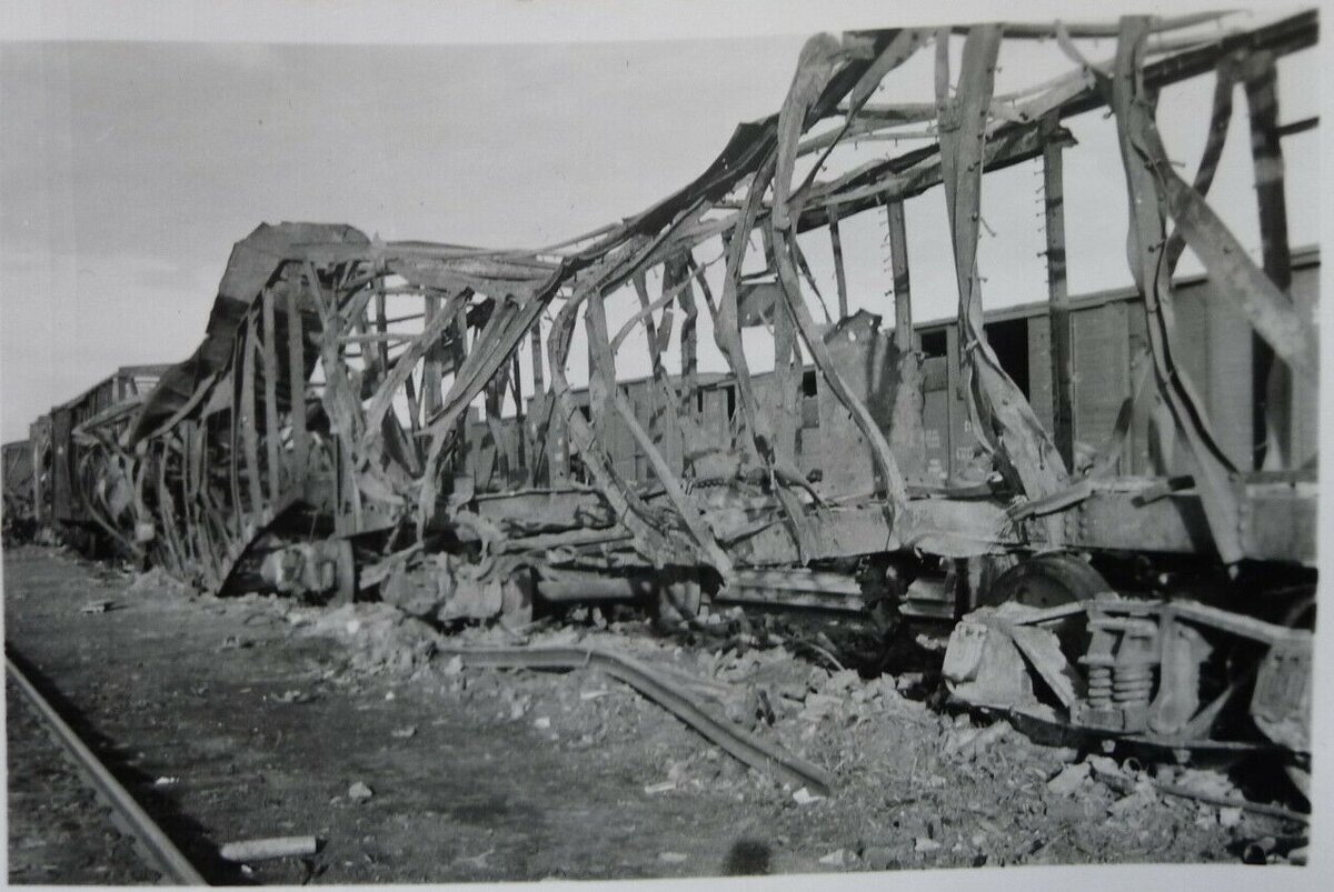 11 ANSEHEN zerstörter Güterwagen Eisenbahn 1942 600 (2).jpg