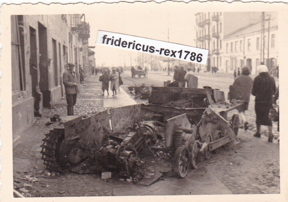 Foto Blitzkrieg Polen 1939 Panzer Tank zerschossen Bevölkerung nach Straßenkampf.jpg