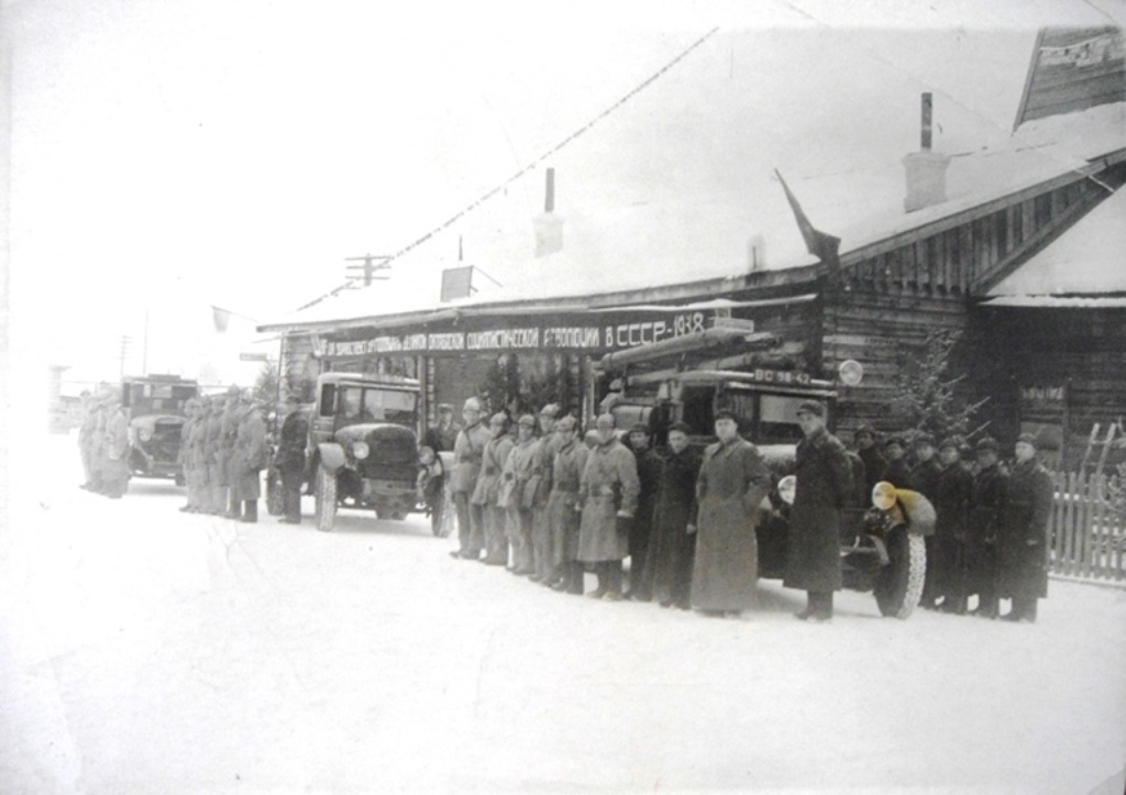 ОС 222 Фото. Первые пожарные автомобили в пожарные части г. Бодайбо, 1938г..JPG