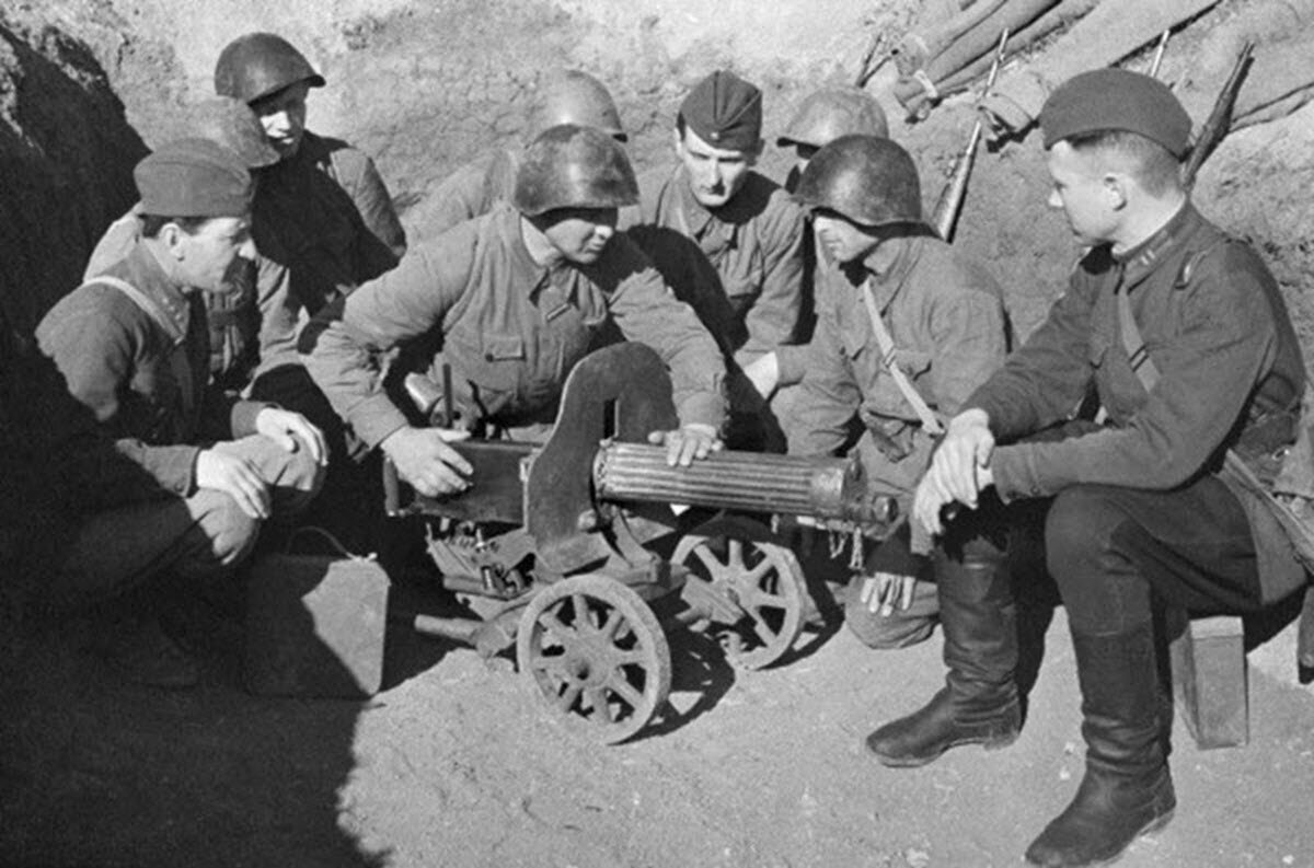 soldat-s-pulemetom-maksim-80.jpg