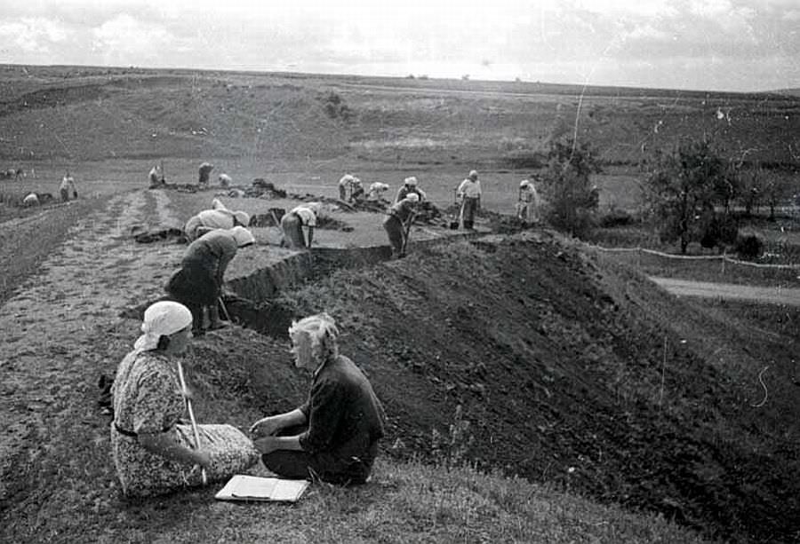 Гражданское население роет окопы на Орловско-Курском направлении.jpg